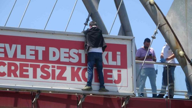 Çıktığı Üst Geçitte 2,5 Saat Polise Direndi, Kentte Trafik Durdu