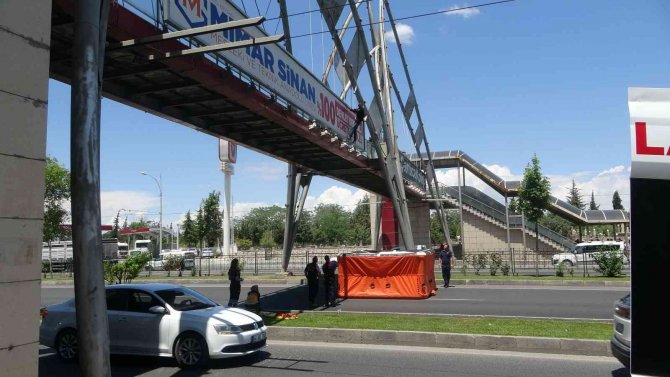 Çıktığı Üst Geçitte 2,5 Saat Polise Direndi, Kentte Trafik Durdu