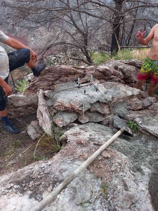 Marmarisli Vatandaşlar Yanan Tepeye Türk Bayrağı Dikti