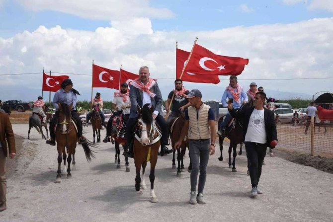 Menemen’de Rahvan Atlar Kıyasıya Yarıştı