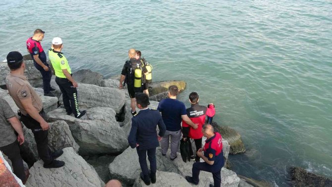 Kayalıklardan Atladığı Denizde Kayboldu