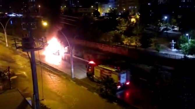 Alev Topuna Dönen Otomobilden Gelen Patlama Sesleri Korkuttu