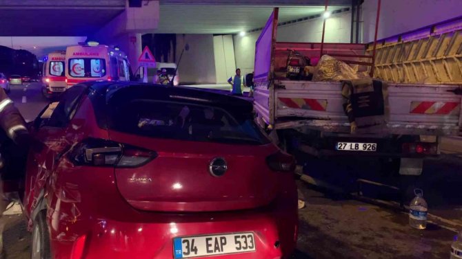Pendik’te Yakıtı Bittiği İçin Emniyet Şeridinde Duran Kamyonete Otomobil Çarptı: 4 Yaralı