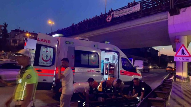 Pendik’te Yakıtı Bittiği İçin Emniyet Şeridinde Duran Kamyonete Otomobil Çarptı: 4 Yaralı