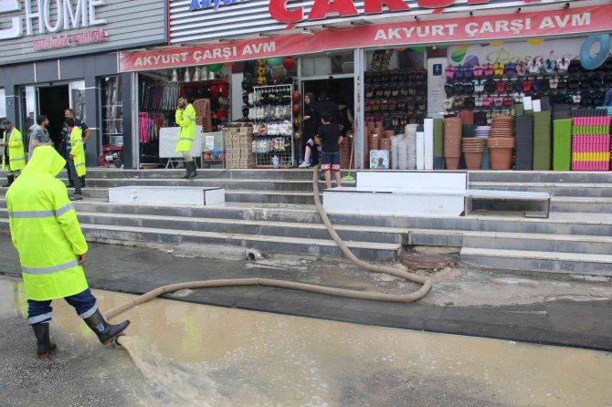 Sağanak Sonrası Sular Altında Kalan Akyurt’ta Yaralar Sarılıyor