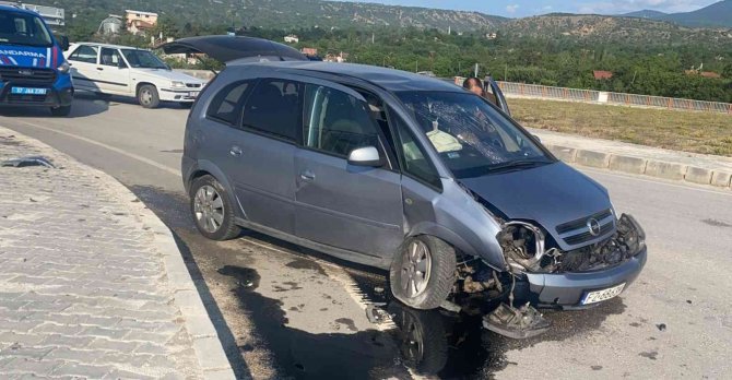 Otomobil Bariyerlere Çarptı, Yabancı Uyruklu 2 Kişi Yaralandı