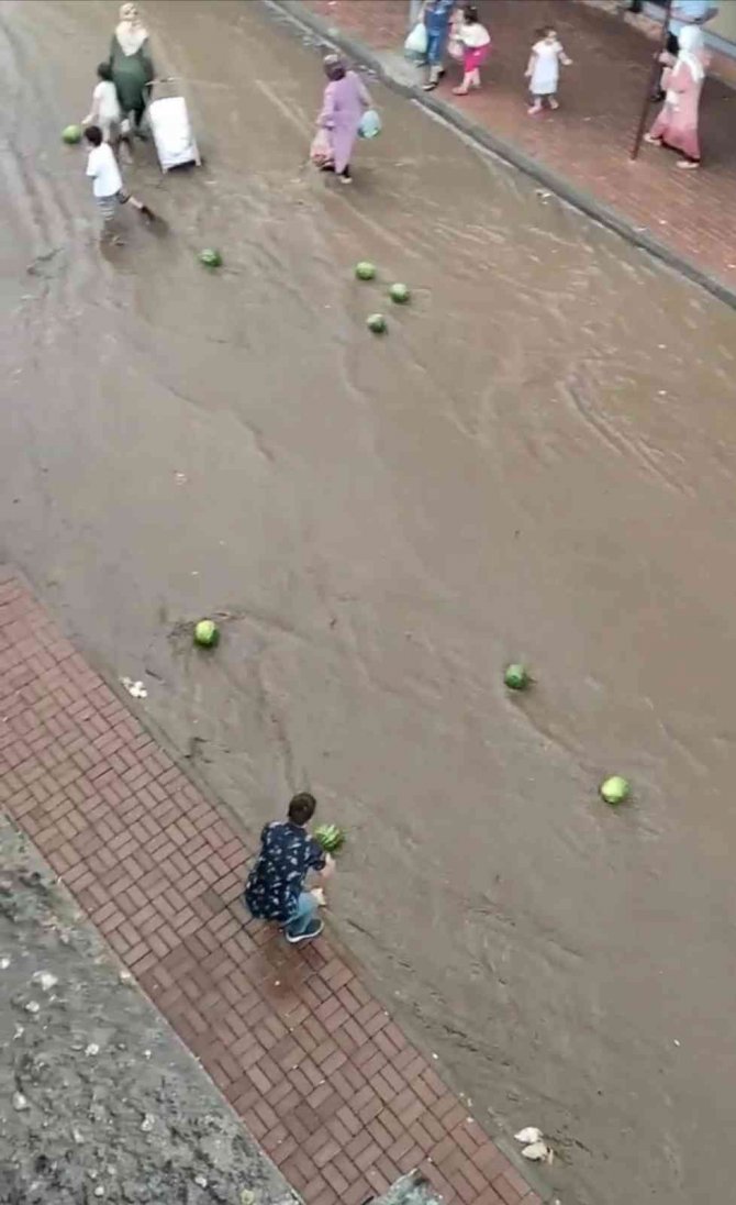 Selde Sürüklenen Karpuzları Vatandaşlar Kurtarmaya Çalıştı