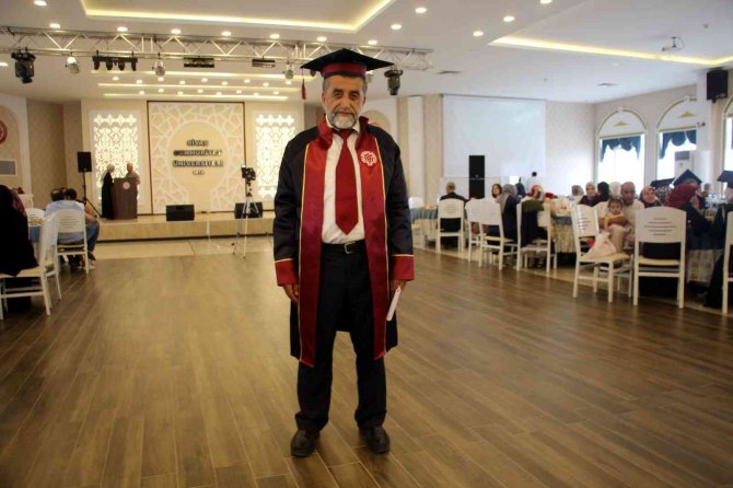 İ̇çindeki Öğrencilik Aşkı Bitmedi: 62 Yaşında Mezun Oldu