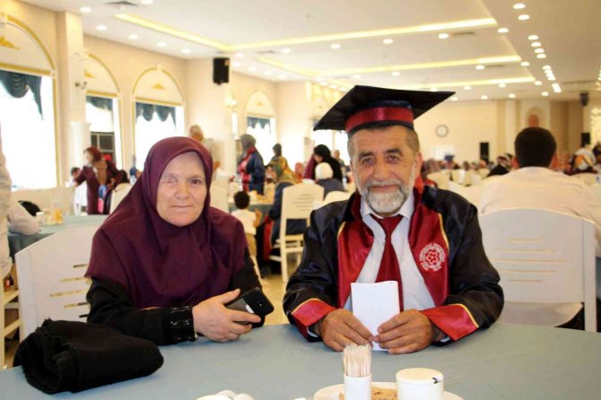 İ̇çindeki Öğrencilik Aşkı Bitmedi: 62 Yaşında Mezun Oldu