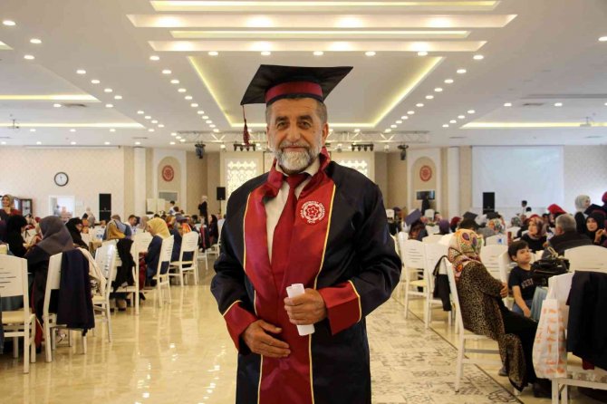 İ̇çindeki Öğrencilik Aşkı Bitmedi: 62 Yaşında Mezun Oldu
