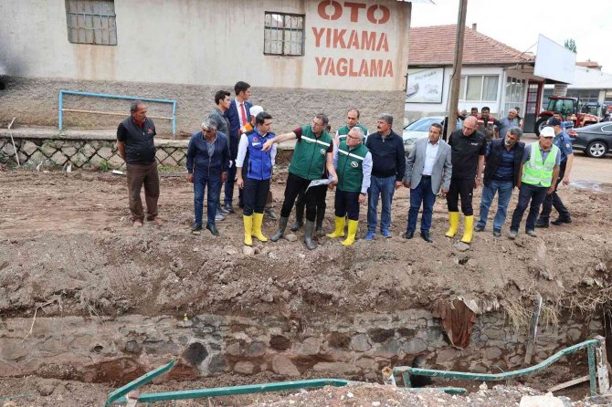 Vali Sel Bölgesinde Sahaya İnip Hasar Tespiti Yaptı