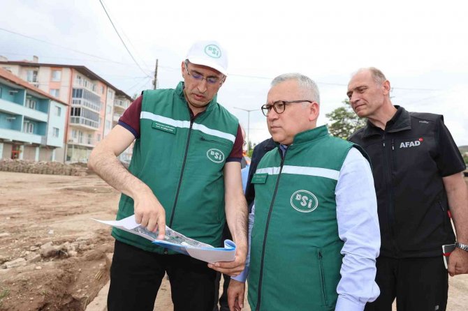 Vali Sel Bölgesinde Sahaya İnip Hasar Tespiti Yaptı