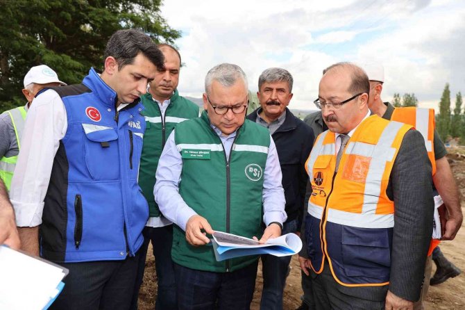 Vali Sel Bölgesinde Sahaya İnip Hasar Tespiti Yaptı