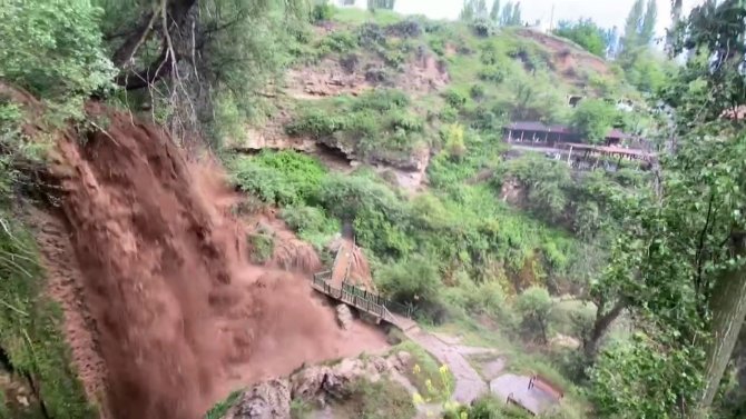 Turistik Şelale Sel Sularından Nasibini Aldı
