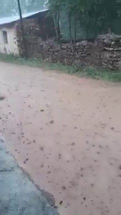 Etkili Olan Sağanak Dereleri Taşırdı