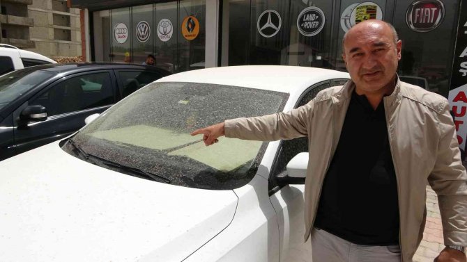 Yüksekova’da Araçlar Çamurla Kaplandı
