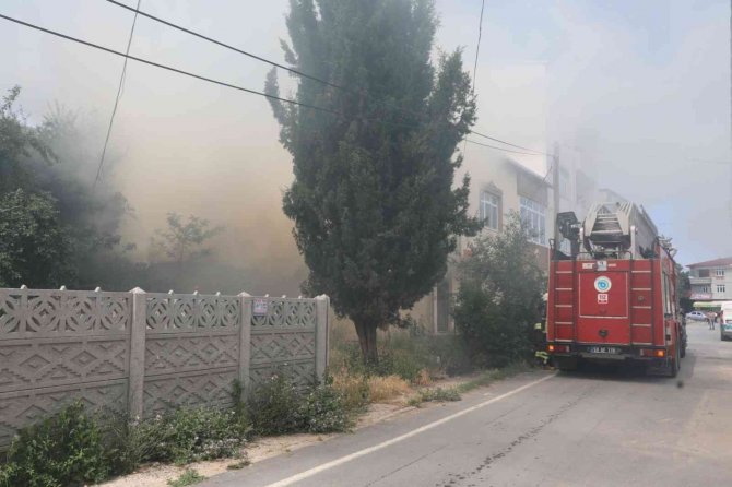 Hurdalıkta Çıkan Yangın İtfaiye Ekiplerince Söndürüldü