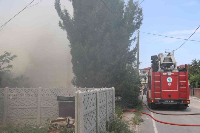 Hurdalıkta Çıkan Yangın İtfaiye Ekiplerince Söndürüldü