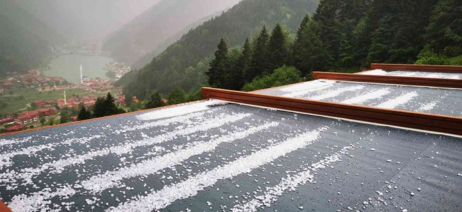 Turizm Merkezi Uzungöl’de Dolu Yağışı Etkili Oldu