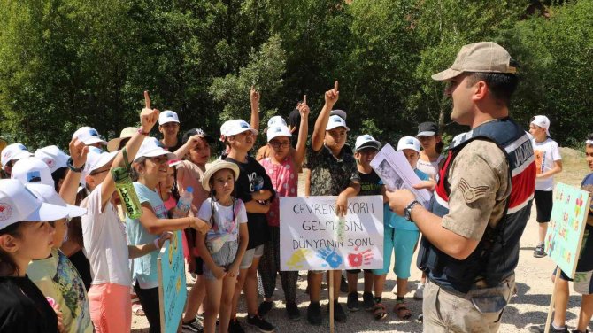 Tunceli’de Öğretmen Ve Öğrenciler Atık Topladı