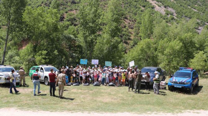 Tunceli’de Öğretmen Ve Öğrenciler Atık Topladı