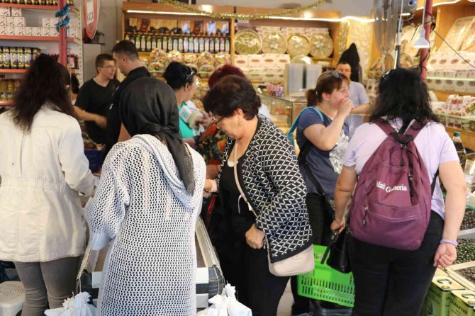 Bulgar Turistler Edirne’de Alışveriş İçin Sıraya Girdi: Bagajlar Doldu Taştı