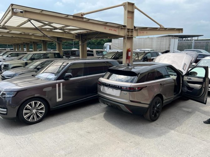 Lüks Otomobiller Gümrükte Eskitiliyor