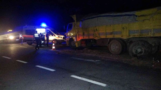 Başka Bir Kamyona Çarpan Kamyon 10 Metre Yükseklikten Dereye Uçtu