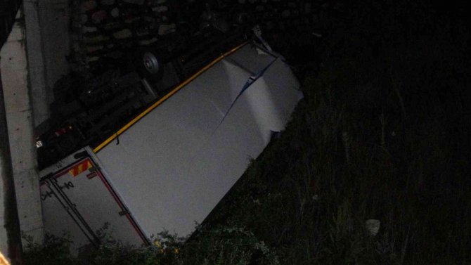 Başka Bir Kamyona Çarpan Kamyon 10 Metre Yükseklikten Dereye Uçtu