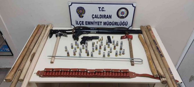 Van’da Çeşitli Suçlardan Toplam 42 Yıl Hapis Cezası Bulunan 20 Kişi Tutuklandı