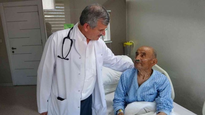 İ̇ki Ana Damarı Kapalı Olan 104 Yaşındaki Hasta, Anjiyo İle Sağlığına Kavuştu