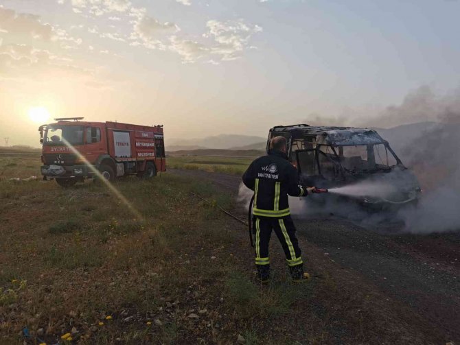 Boş Araziye Terk Edilen Minibüs Alev Alev Yandı