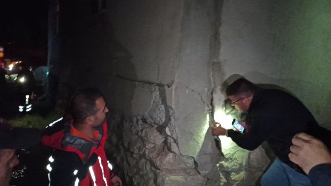 Deprem Sonrası Evlerde Çatlaklar Meydana Geldi, Kaymakam Savar Deprem Bölgesinde İncelemelerde Bulundu