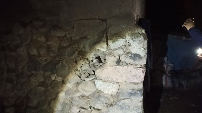Deprem Sonrası Evlerde Çatlaklar Meydana Geldi, Kaymakam Savar Deprem Bölgesinde İncelemelerde Bulundu