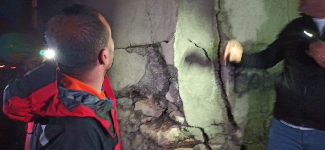Deprem Sonrası Evlerde Çatlaklar Meydana Geldi, Kaymakam Savar Deprem Bölgesinde İncelemelerde Bulundu