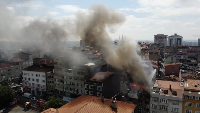 Kağıthane’de Apartmanın Çatısı Alev Alev Yandı