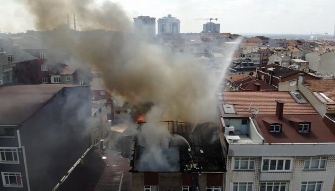 Kağıthane’de Apartmanın Çatısı Alev Alev Yandı