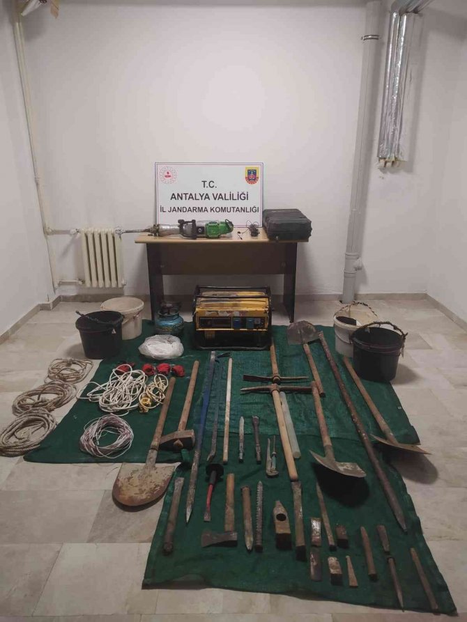 İ̇zinsiz Kazı Yapan 3 Kişi Gözaltına Alındı