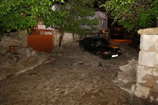 Yaz Ortası Yağan Yarım Metre Dolu Hayatı Felç Etti