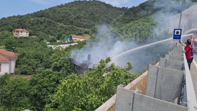 Tek Katlı Ev Alev Alev Yandı