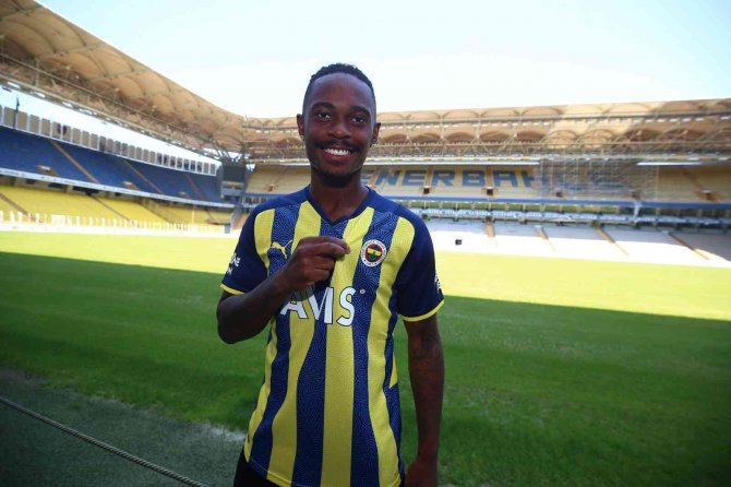 Lincoln Henrique İmzayı Attı