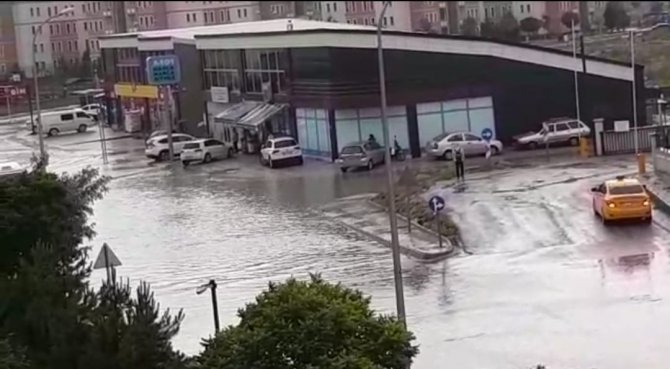 Afyonkarahisar’da Sağanak Yağmur Yolları Göle Çevirdi