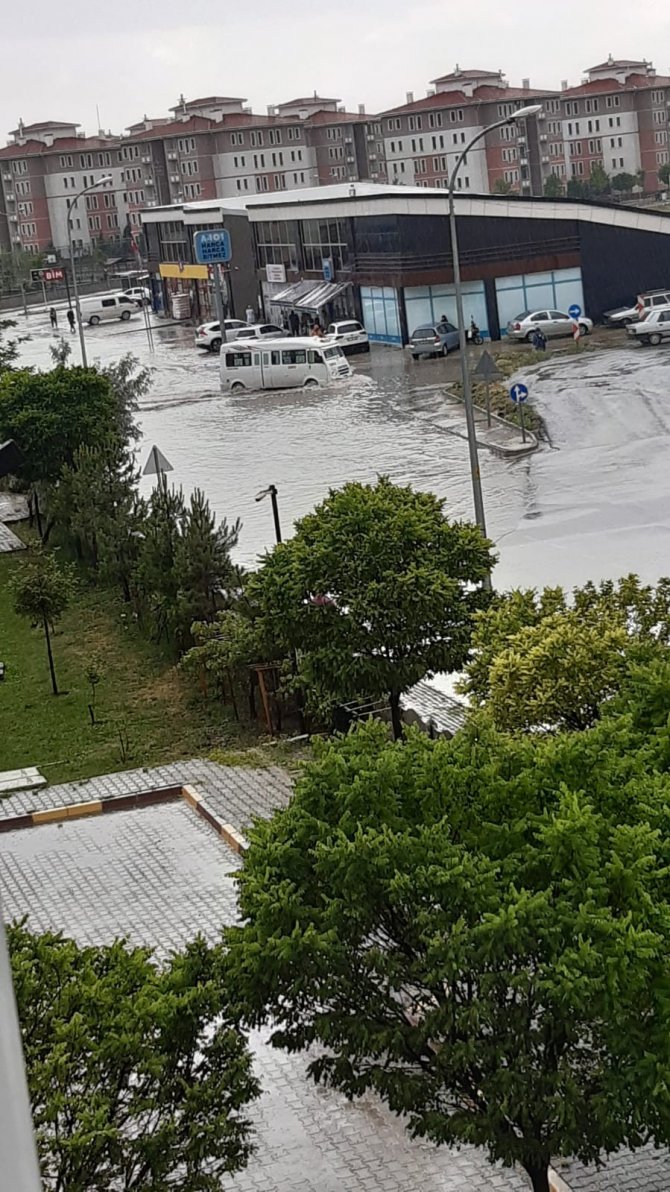 Afyonkarahisar’da Sağanak Yağmur Yolları Göle Çevirdi
