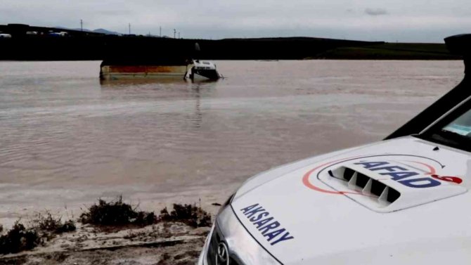 Sel Sularına Gömülen Kamyonun Üzerinde Mahsur Kaldılar