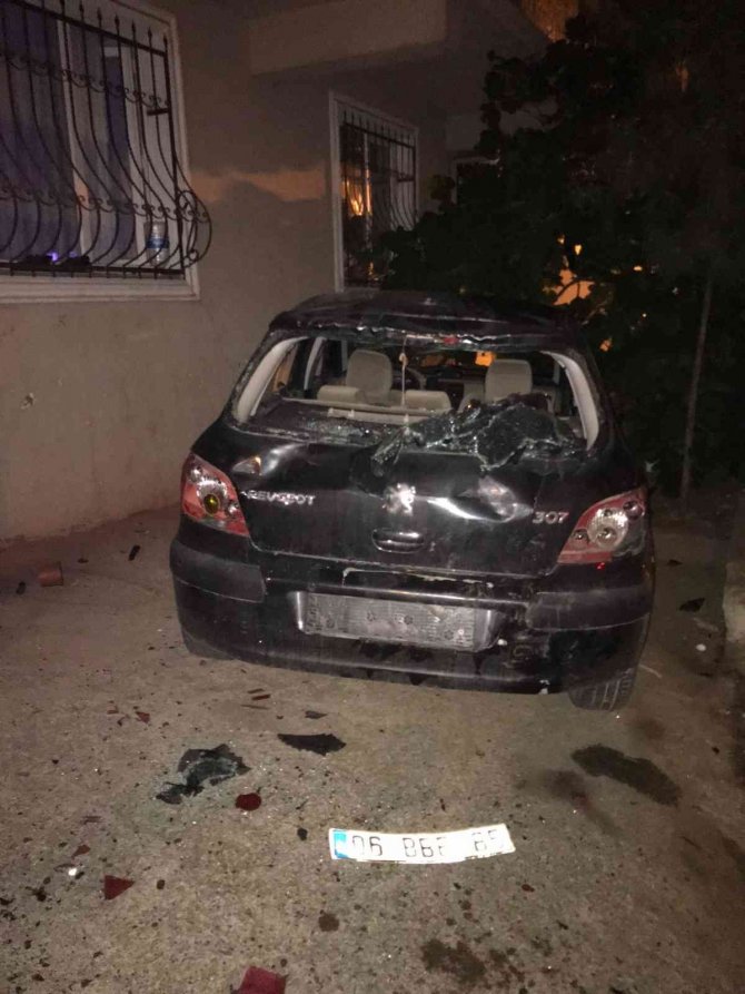 Maltepe’de Sokak Ortasında Kayınbiraderinin Arabasını Levye İle Parçaladı