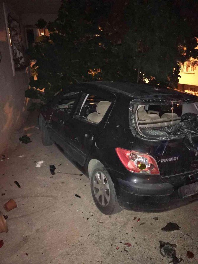 Maltepe’de Sokak Ortasında Kayınbiraderinin Arabasını Levye İle Parçaladı