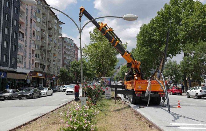 Atatürk Bulvarı Yeni Görünüme Kavuşuyor
