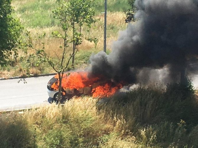 Avcılar’da Otomobil Alev Topuna Döndü: Kadın Sürücü Son Anda Kurtuldu