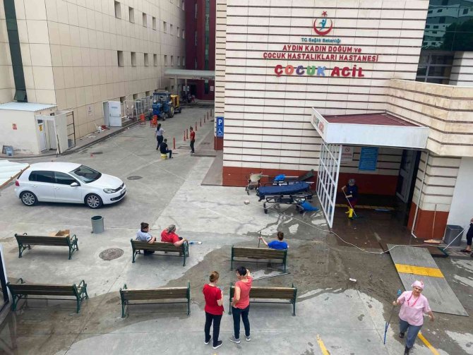 İ̇l Sağlık Müdürü Açıkgöz; "Hastanemiz 26 Saat Gibi Kısa Bir Sürede Tekrar Hizmet Verebilir Noktaya Geldi"