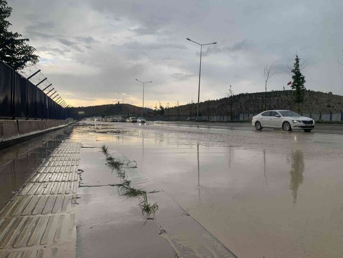 Başkentte Sağanak Yağış Sonrası Dükkanlar Sular Altında Kaldı